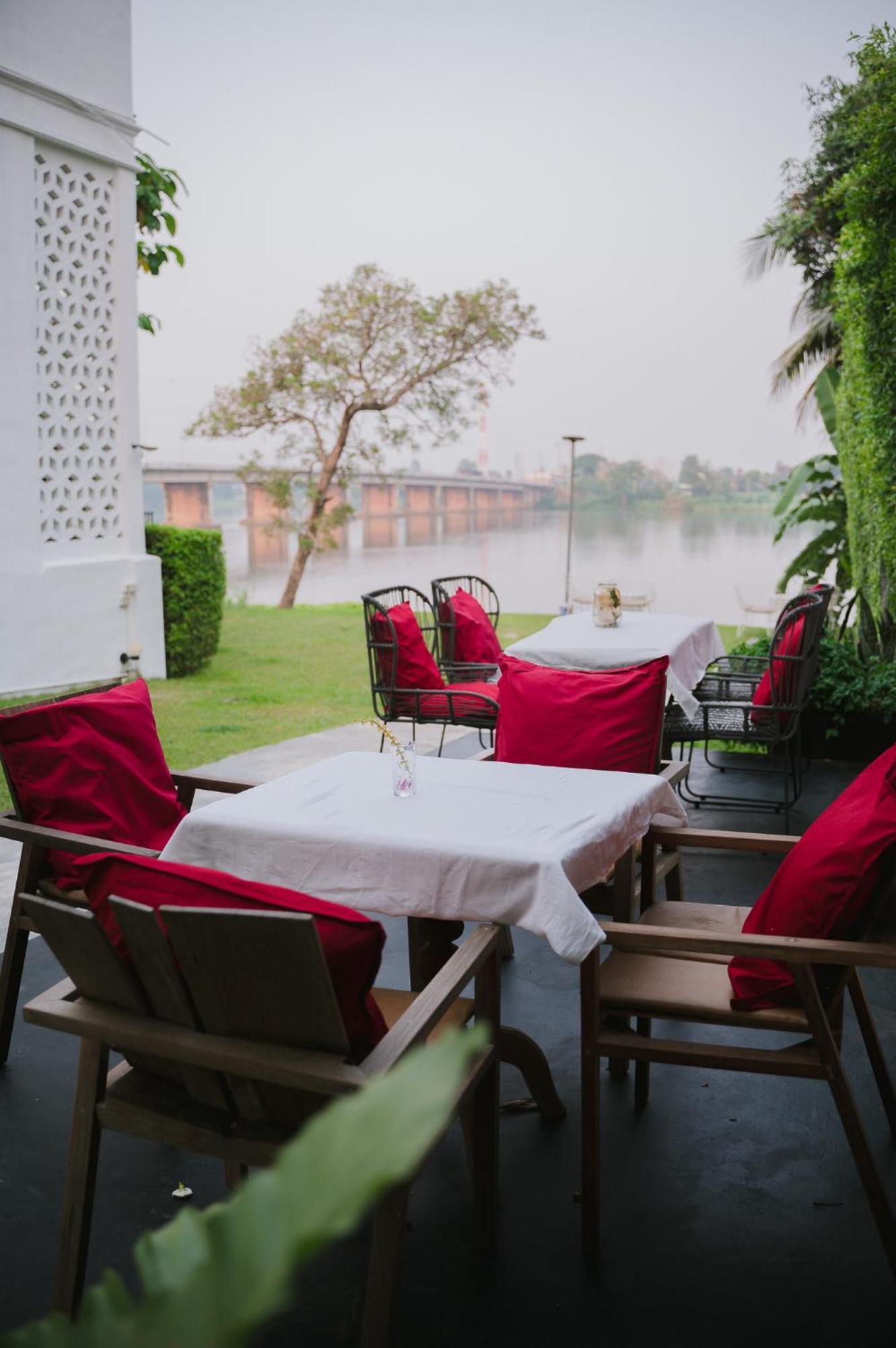 קמפהאנג פט White Wall Riverfront Hotel מראה חיצוני תמונה
