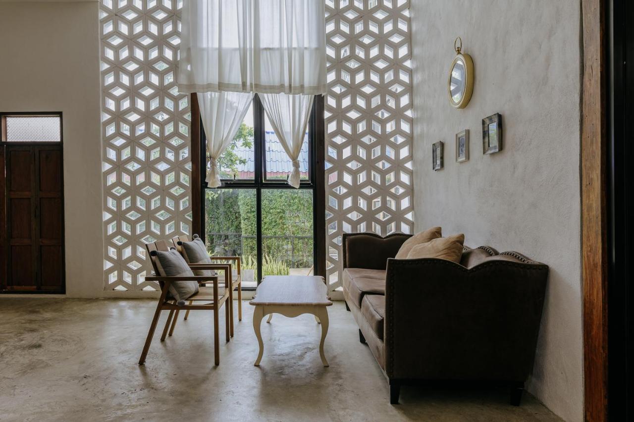 קמפהאנג פט White Wall Riverfront Hotel מראה חיצוני תמונה
